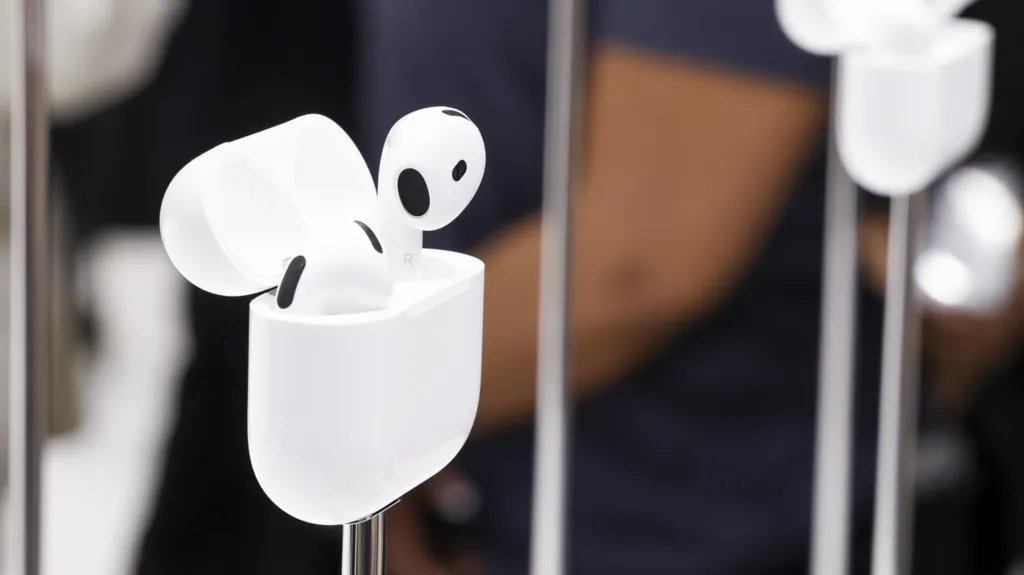 سيتمكن الأشخاص من رفض المكالمات الهاتفية بهزة رأس مع سماعات AirPods الجديدة من Apple