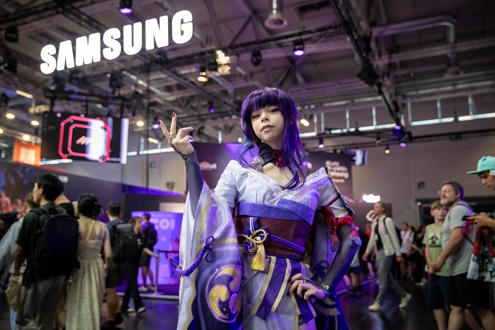 ▲ A cosplayer strikes a pose at Samsung’s booth at Gamescom 2024, where the company welcomed visitors to enjoy the latest innovations in gaming technology.