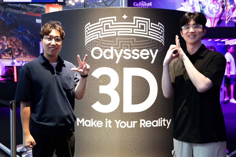 ▲ (From left) Donghwa Lim, Enterprise R&D Lab, and Sukho Song, Product Innovation Lab, Visual Display Business, Samsung Electronics pose for a photo in front of the Odyssey 3D monitor station.

