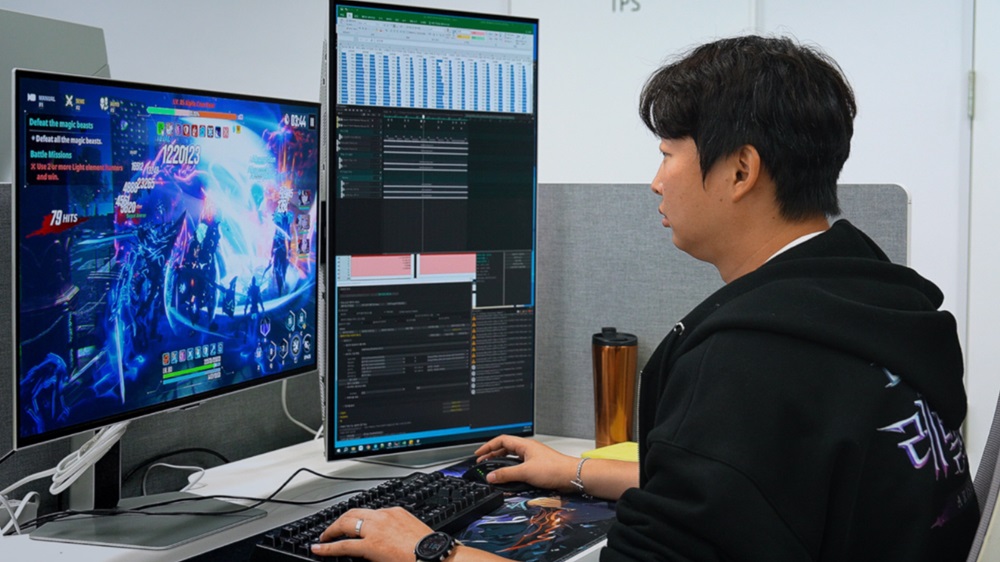 ▲ JaeSeong uses the Odyssey OLED G8 to monitor gameplay performance and fine-tunes combat mechanics, ensuring smooth and immersive action sequence.