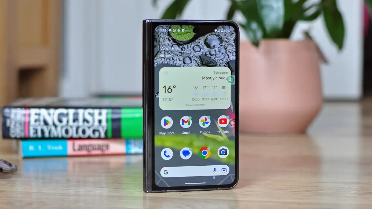 Google-Pixel-Fold-review-front-screen.webp