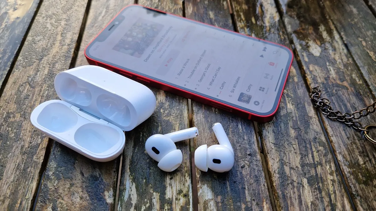 Sony WF 1000XM5 vs AirPods Pro 2 عمر البطارية