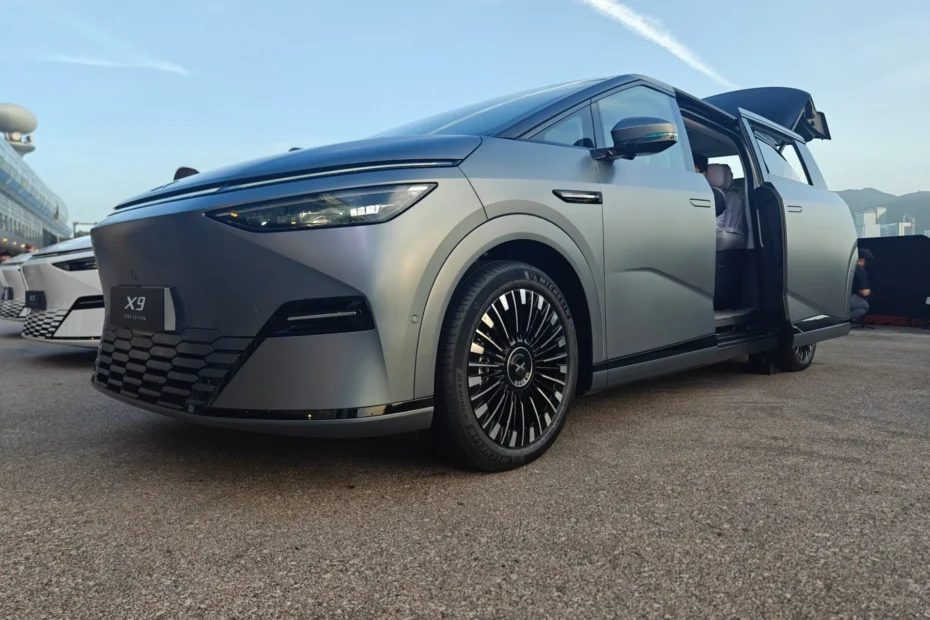 سيارة XPENG X9 2025 EV
