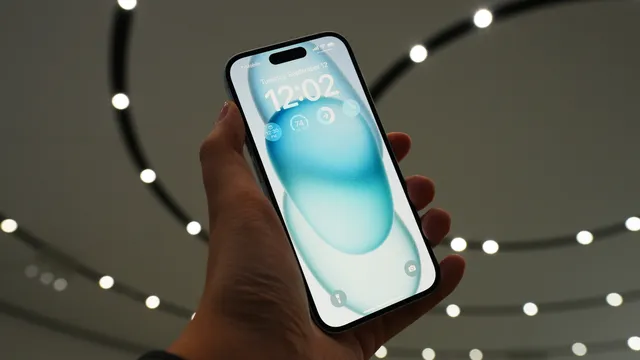 iphone 15 plus in hand