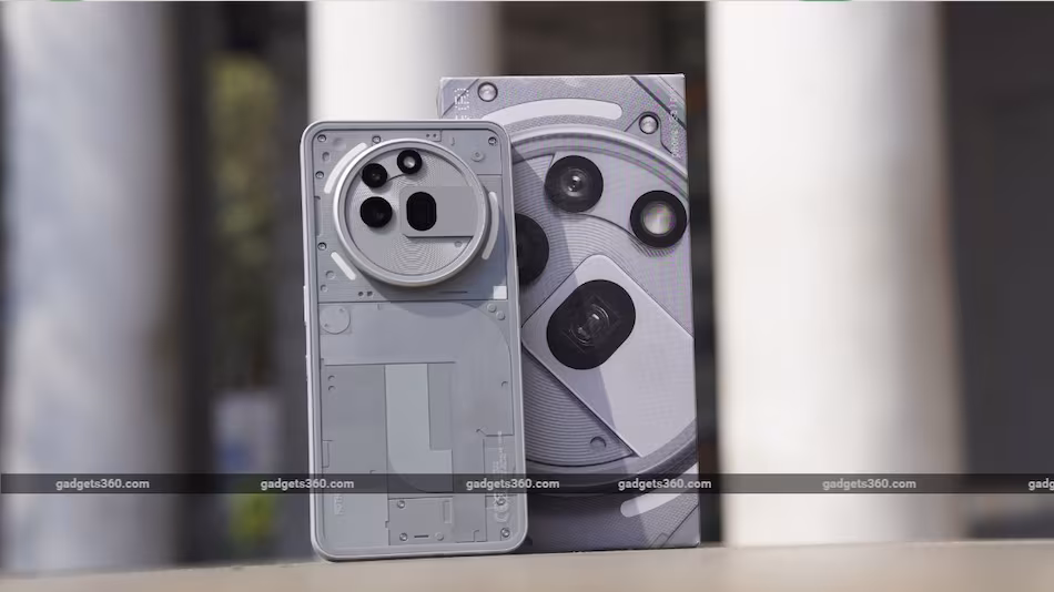 هاتف Nothing Phone 3a Pro يحمل وحدة كاميرا خلفية ثلاثية بدقة 50 ميجابكسل