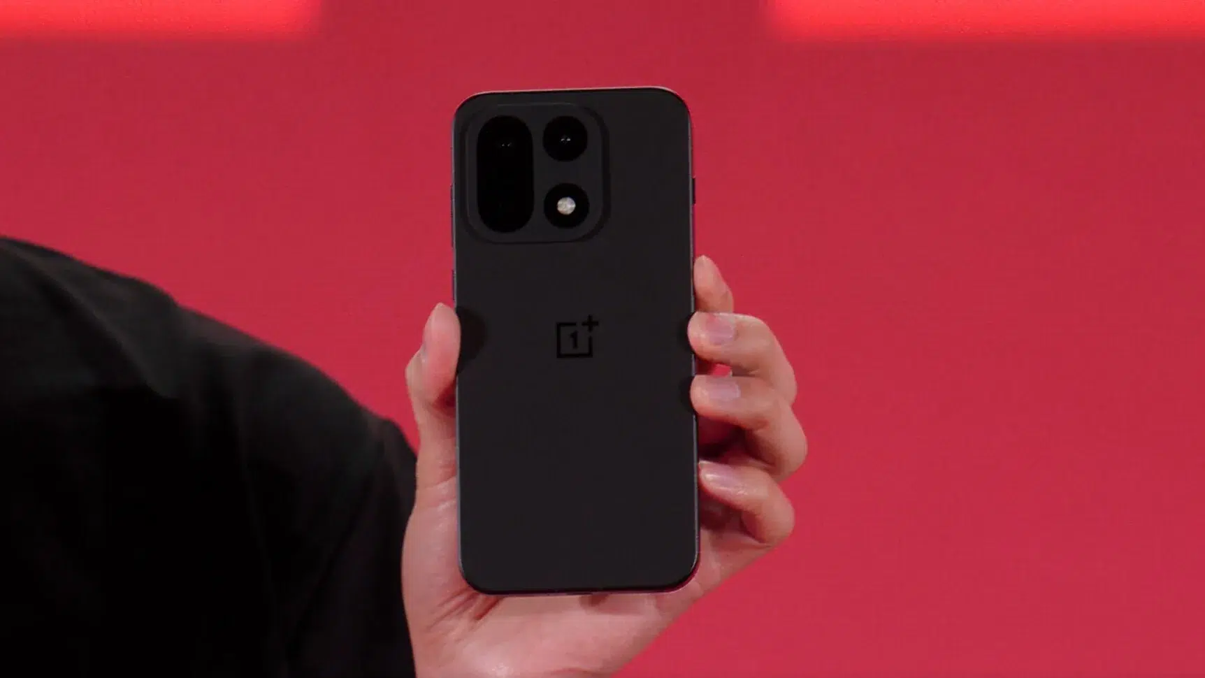 oneplus 15 is official with first teaser uses new snapdragon 35bv.1920