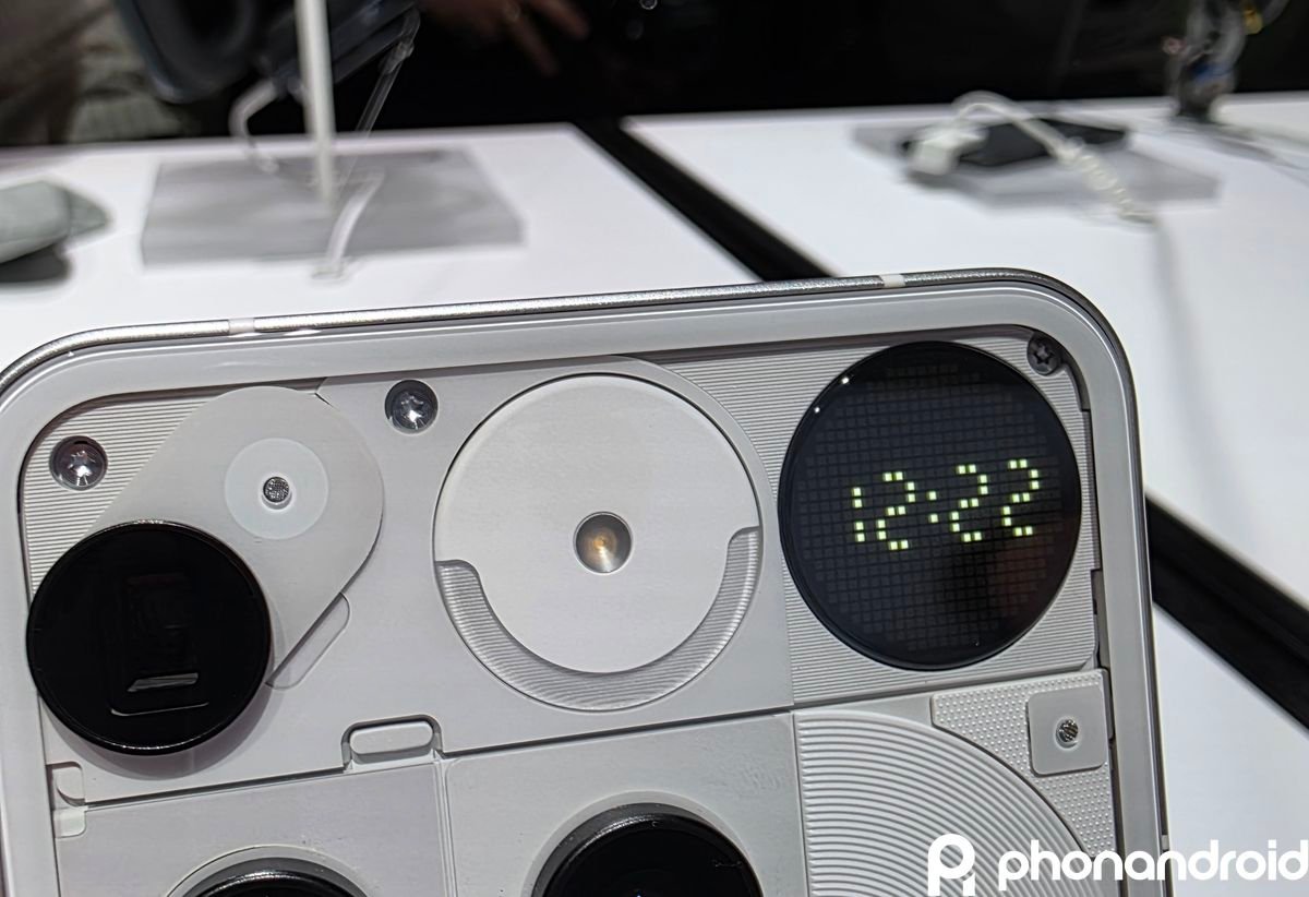 iPhone 18 Pro: توقع تغييرًا صغيرًا ومحددًا للغاية لجذب المزيد من الأشخاص 6 Nothing Phone 3 4