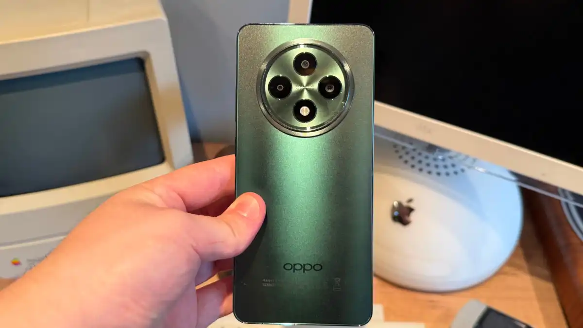 مراجعة كاملة اوبو رينو 12: التميز بأسعار معقولة، إعادة تعريف 2 Oppo Reno 12 FS Rear Straight