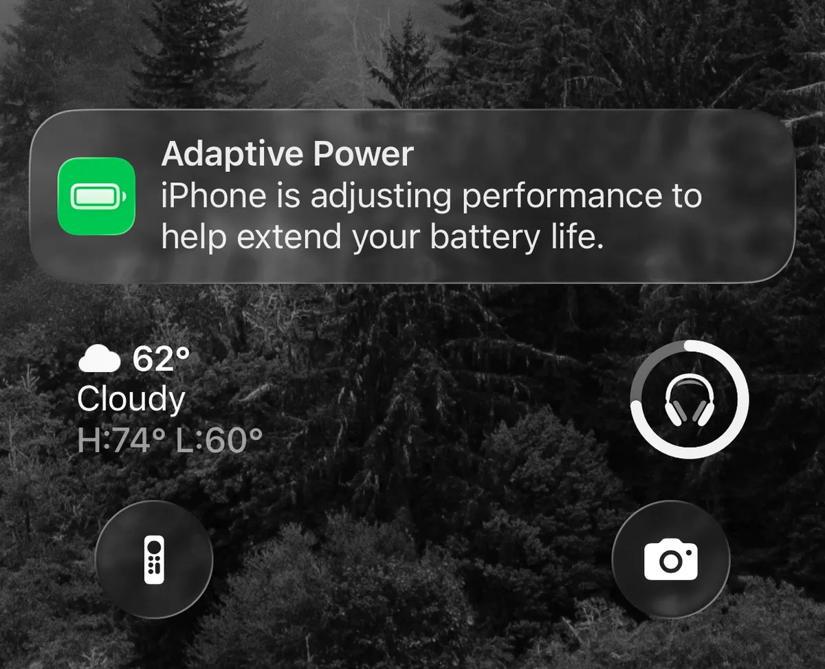 تعمل ميزة Adaptive Power في نظام التشغيل iOS 26 على إطالة عمر بطارية جهاز iPhone الخاص بك بهدوء 2 adaptive power notification