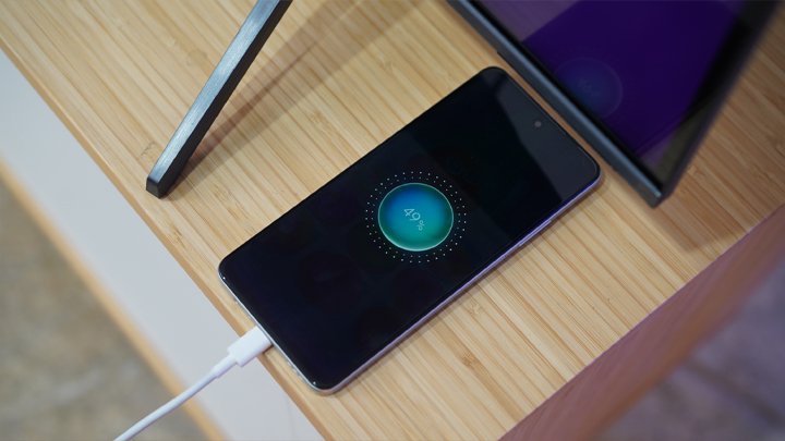 سعر تليفون اوبو a3: مصمم ليدوم طويلاً - مواصفاته الكاملة 19 oppo a3 charging