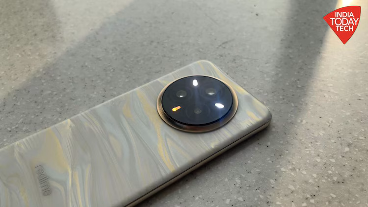 ريلمي 14 برو بلس: الملك الجديد للفئة المتوسطة؟ 11 realme 14 pro triple flash