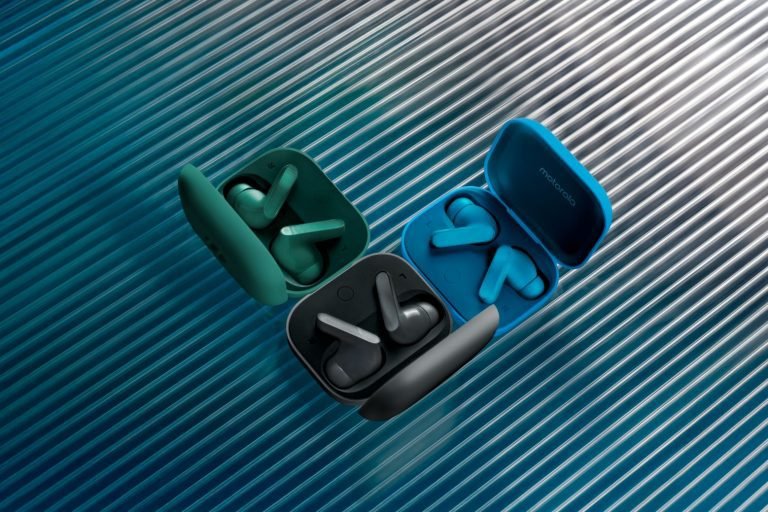 هاتف Motorola Edge 70 يتميز بتصميمه النحيف للغاية، ولكنه يتمتع ببطارية ضخمة 11 سماعات موتو بادز باس