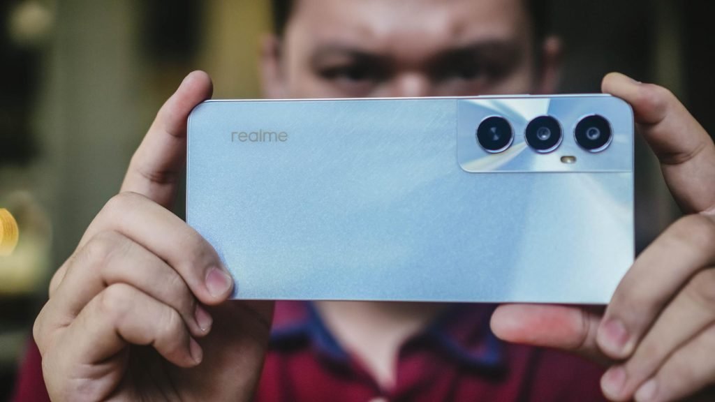 سعر ريلمي c65 : مميزات و عيوب ريلمي C65 27 240613 GadgetMatch realme C65 Usage Camera Reverse 2 1024x576 1