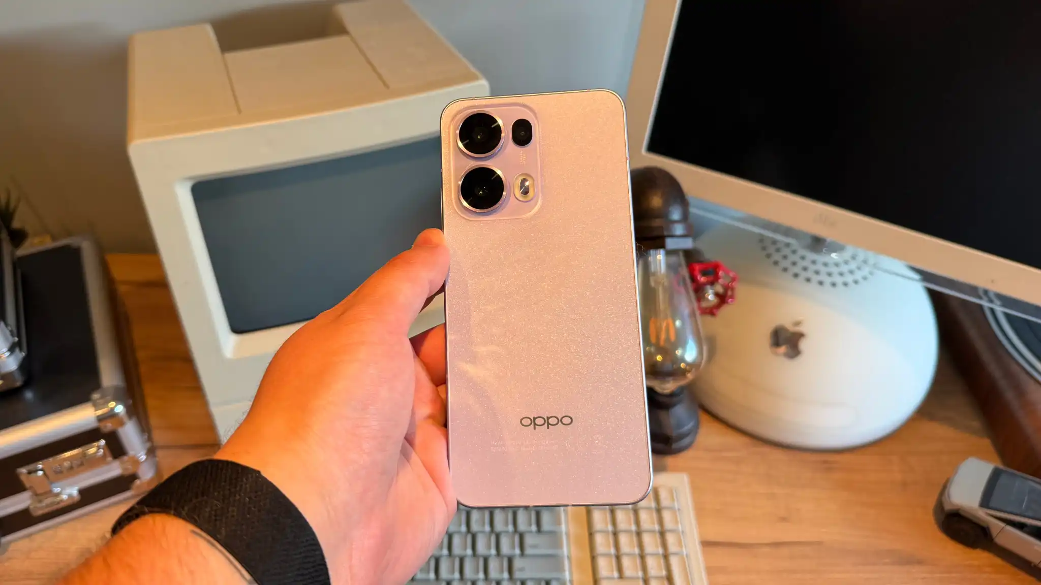 3. Oppo Reno 13 Pro – أفضل هاتف متوسط ​​المدى