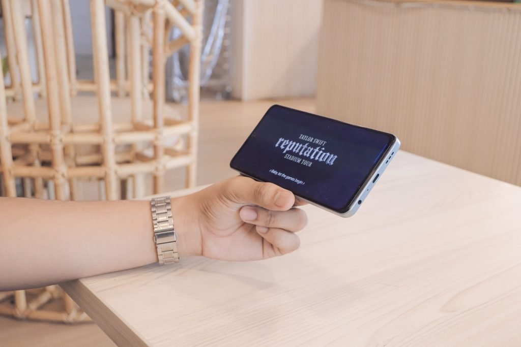 سعر اوبو a98 في مصر: المواصفات الكاملة 8 oppo a98 5g review photos gadgetmatch 20230915 08 taylor swift reputation 1024x683 1