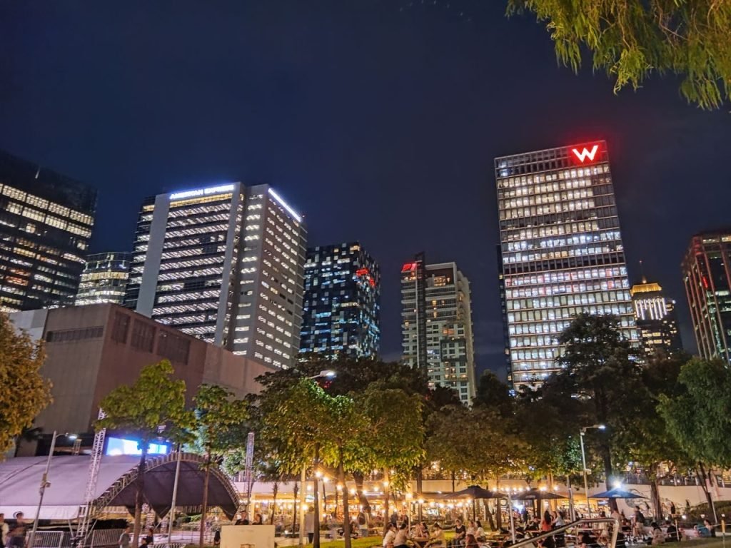 سعر ريلمي c65 : مميزات و عيوب ريلمي C65 22 realme c65 sample photos high street night mode noisy blurry saturation 20240621 gadgetmatch 1024x768 1