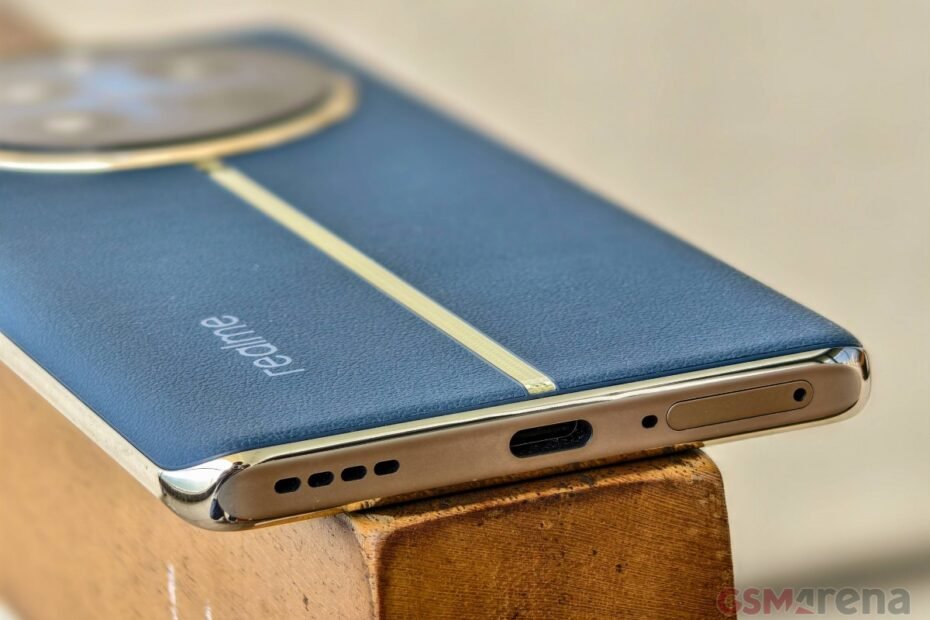 نفاذ بطارية هاتف Realme 12 Pro، يمكنك شحنها باستخدام محول الطاقة المرفق