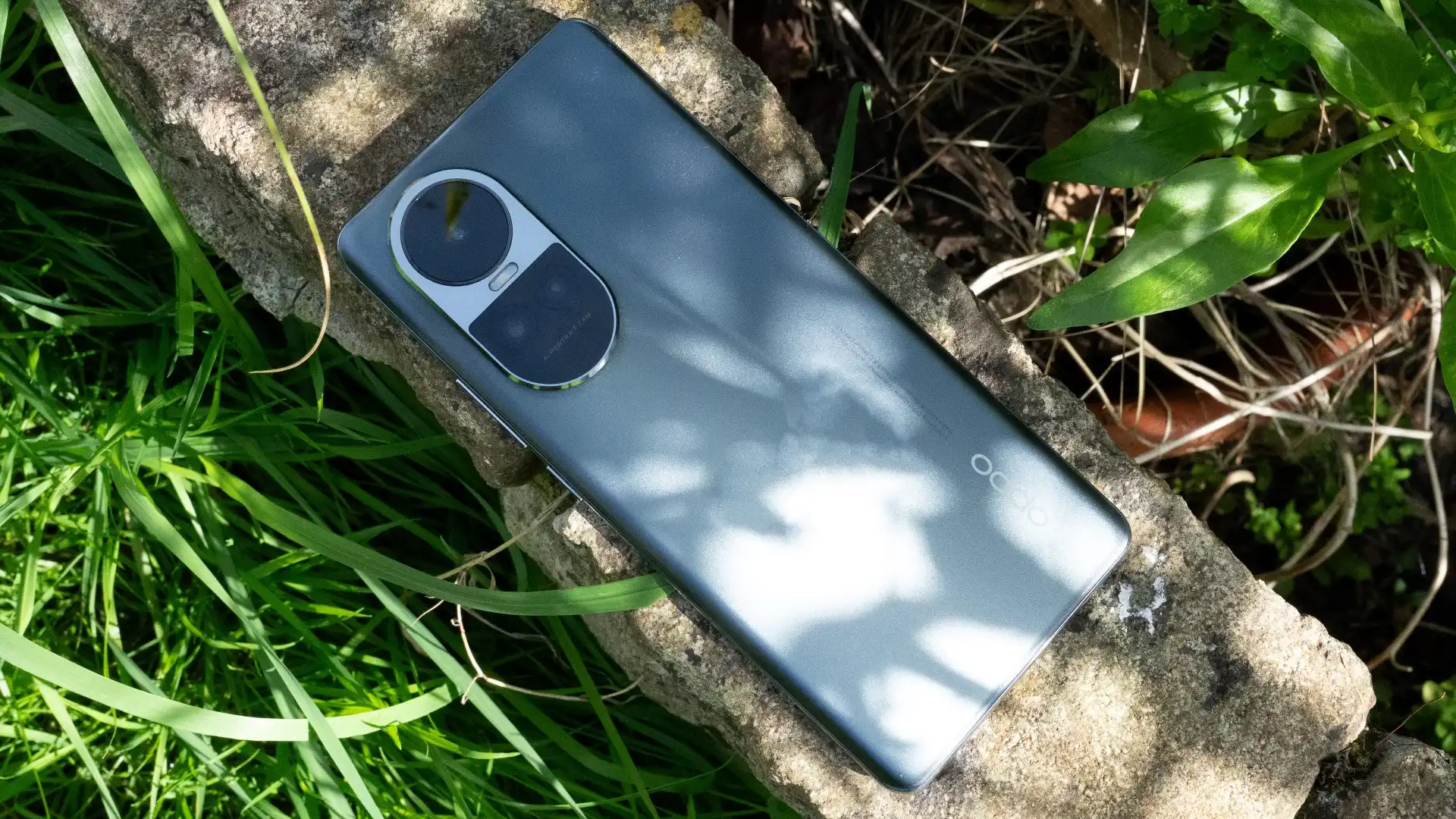 ٨. Oppo Reno 10 5G – بديل رائع للهواتف متوسطة المدى