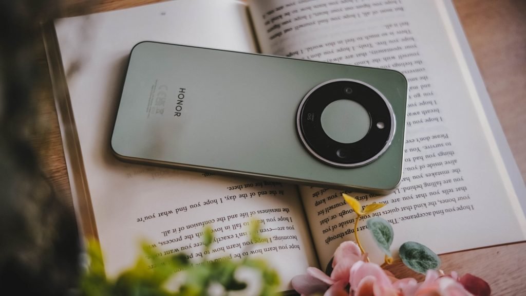 سعر HONOR Magic8 Lite - مواصفات هونر ماجيك 8 لايت 27 250229 GadgetMatch HONOR Magic8 Lite Beauty Back 1a 1024x576 1