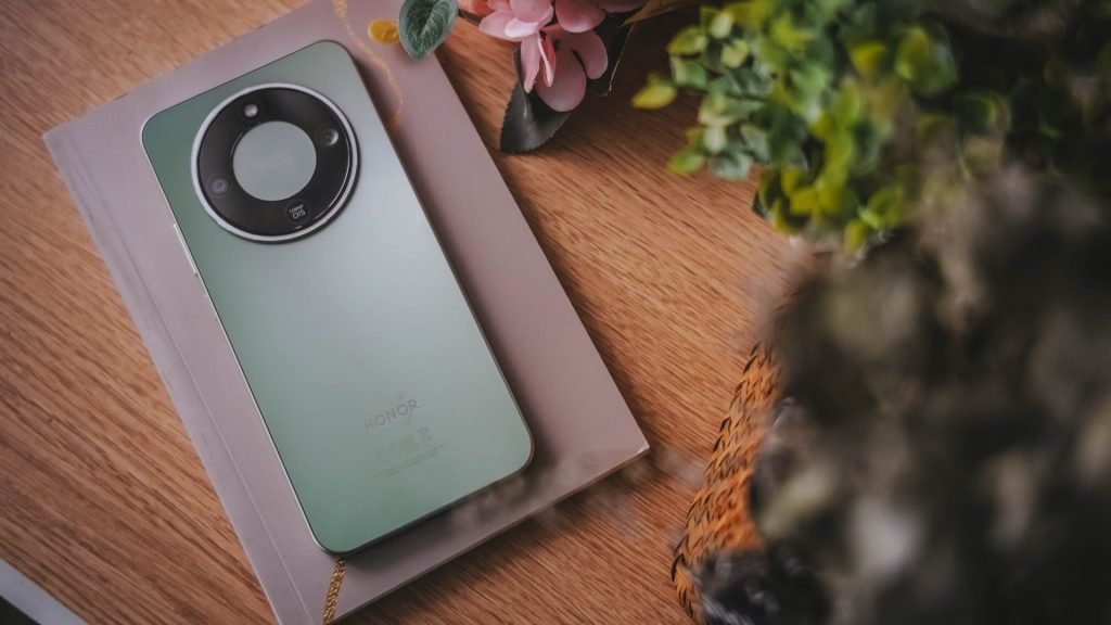 سعر HONOR Magic8 Lite - مواصفات هونر ماجيك 8 لايت 3 250229 GadgetMatch HONOR Magic8 Lite Beauty Back 2 1024x576 1