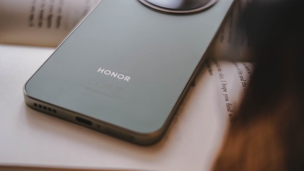 سعر HONOR Magic8 Lite - مواصفات هونر ماجيك 8 لايت 8 250229 GadgetMatch HONOR Magic8 Lite Beauty Back Closeup HONOR Logo 1 1024x576 1