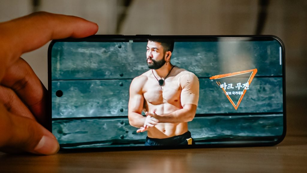 سعر OPPO Find X9 و مواصفاته - مميزات و عيوب أوبو فايند إكس 9 9 gadgetmatch 20251219 oppo find x9 21 netflix physical asia 1024x576 1