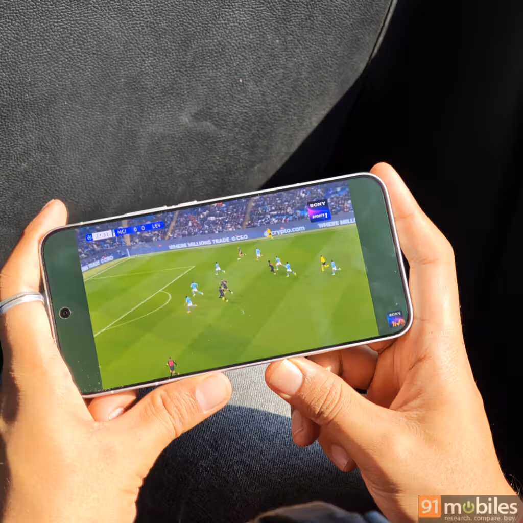 سعر iQOO 15 و مواصفاته - مميوات و عيوب آي كيو أو 15 6 iQOO 15 display scaled 1024x1024 1