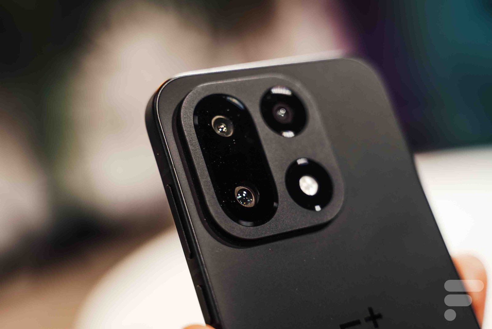 مقارنة بين هاتف OnePlus 15 وهاتف OPPO Find X9 Pro: كيف تختار أفضل هاتف ذكي عالي المواصفات؟ 9 oneplus 15 18 scaled