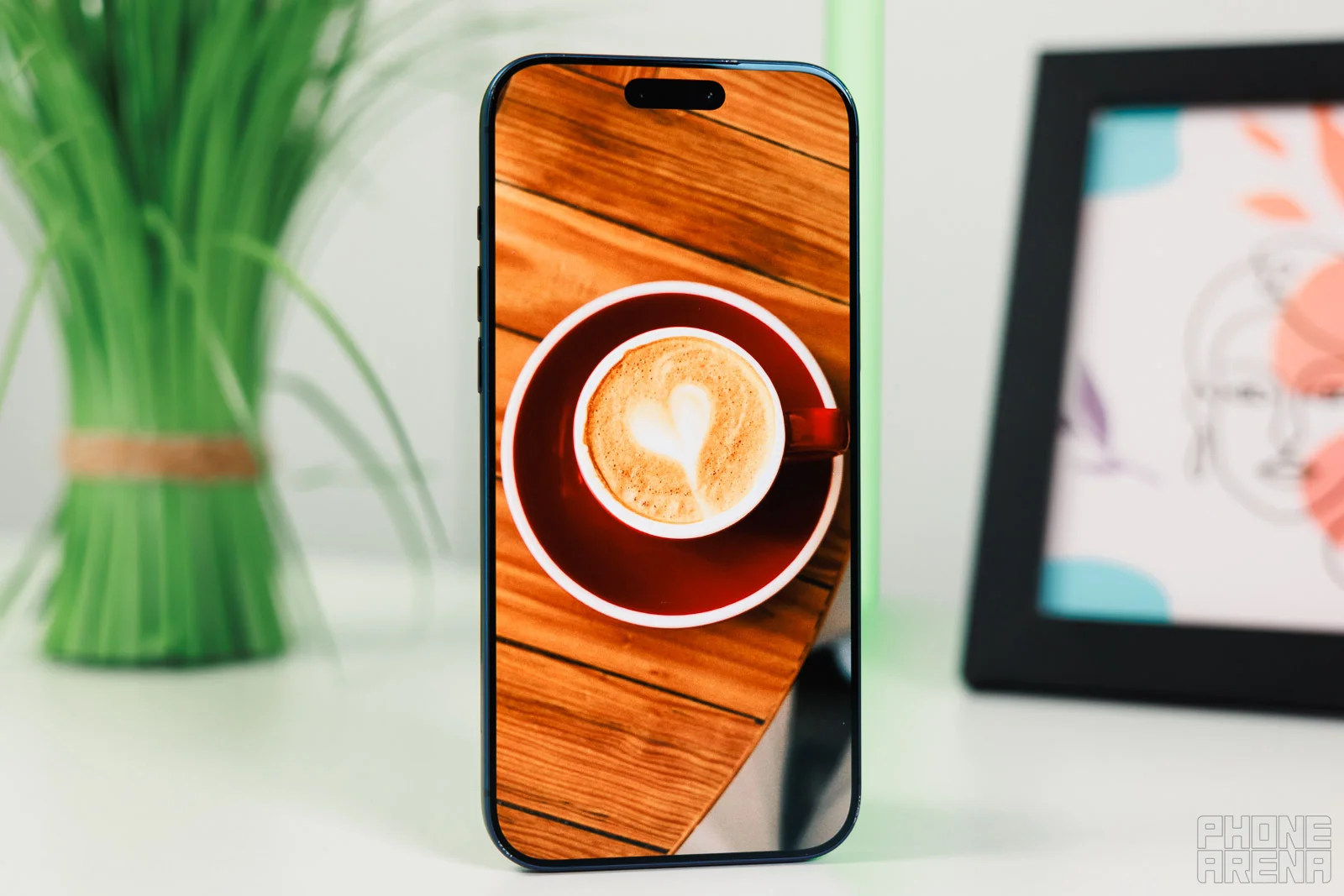 بعد أربعة أشهر، بات تصميم هاتف آيفون 17 برو ماكس المصنوع من الألومنيوم يحمل في طياته عيوباً واضحة. 3 Apple iPhone 17 Pro Max 5