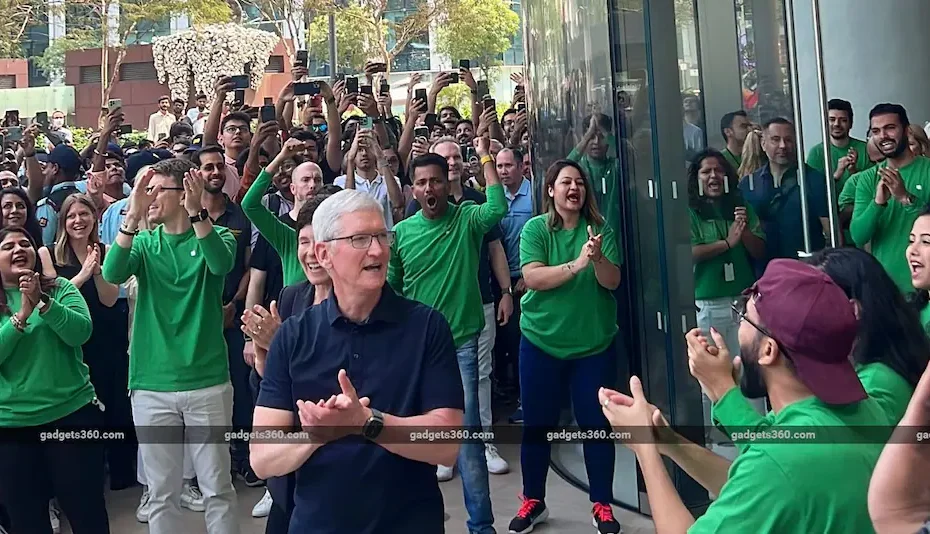 تتطلع شركة آبل إلى التوسع في قطاع التجزئة 8 Apple BKC Tim Cook 2 big ndtv 1681801838185