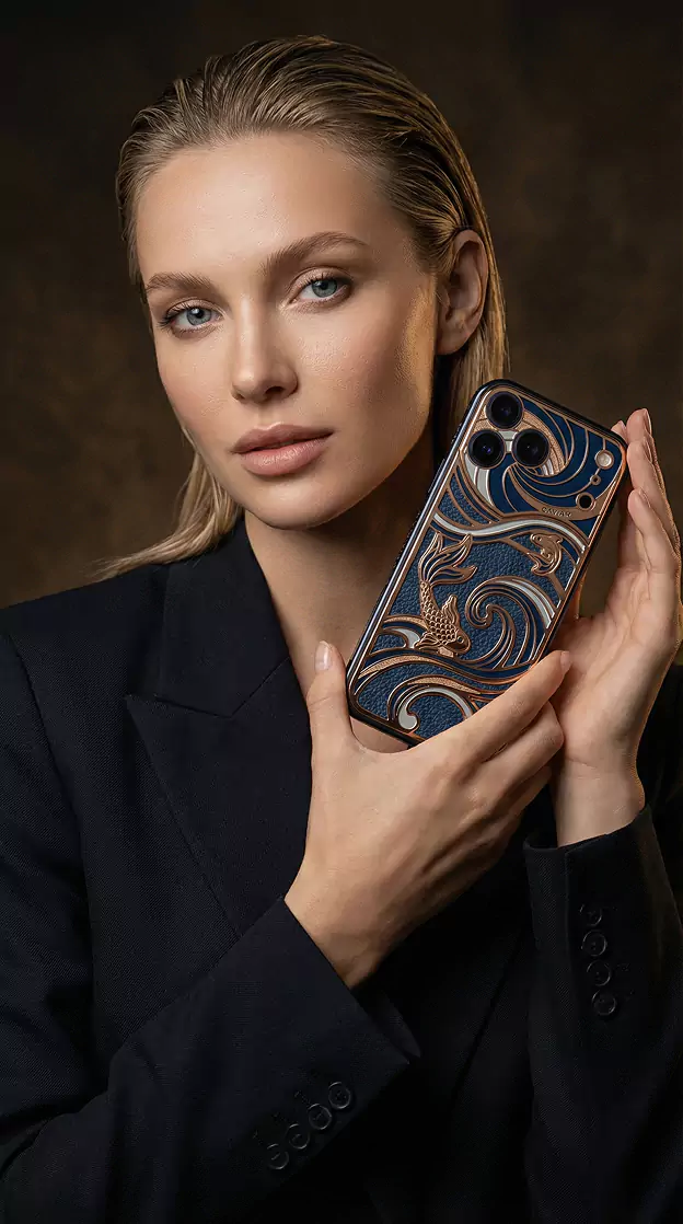 أطلقت شركة كافيار مجموعة هواتف آيفون 17 برو فائقة الفخامة بمناسبة عيد الحب، مزينة بالذهب والماس. 3 Caviar Goldfish