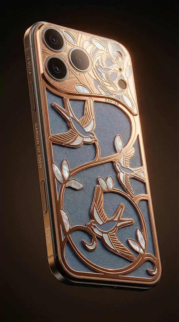 أطلقت شركة كافيار مجموعة هواتف آيفون 17 برو فائقة الفخامة بمناسبة عيد الحب، مزينة بالذهب والماس. 2 Caviar Wings of Love