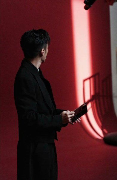 تؤكد الصور الحية لهاتف Honor Magic V6 خيار اللون الأكثر تميزًا. 1 Honor Magic V6 Image 1