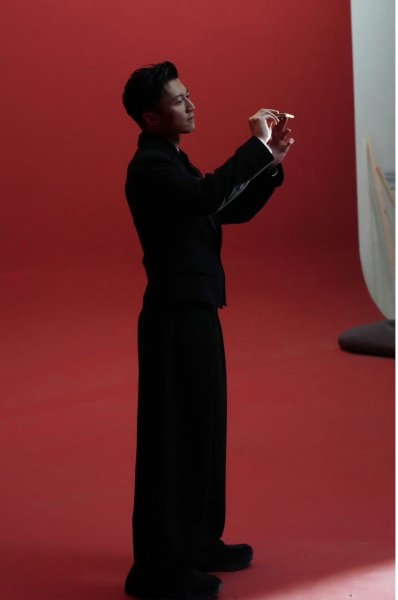 تؤكد الصور الحية لهاتف Honor Magic V6 خيار اللون الأكثر تميزًا. 2 Honor Magic V6 Images 2