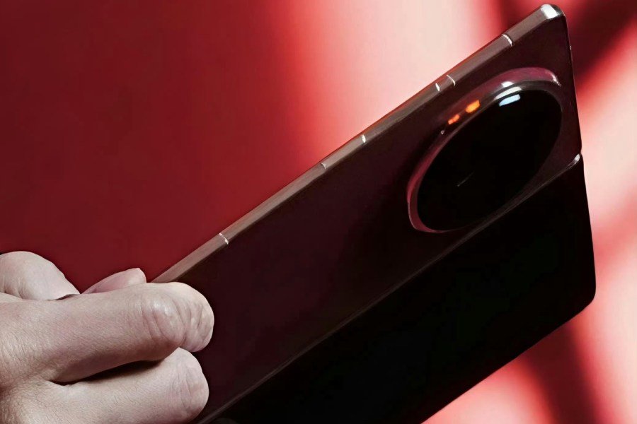 تؤكد الصور الحية لهاتف Honor Magic V6 خيار اللون الأكثر تميزًا. 3 Honor Magic V6 design